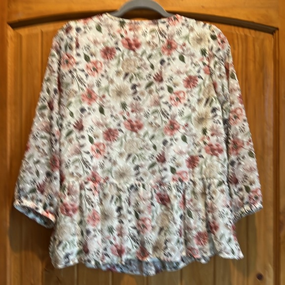Gauzy flowered top - Picture 2 of 5